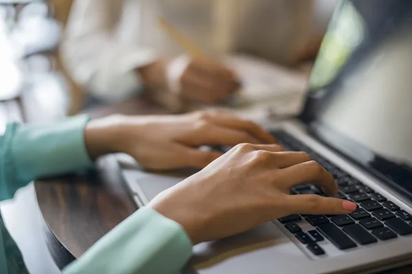 Junge Frau arbeitet an einem Laptop — Stockfoto