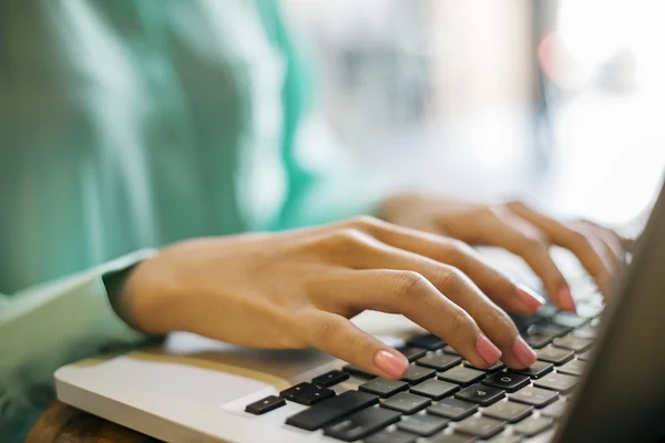 Jeune femme travaillant sur un ordinateur portable — Photo