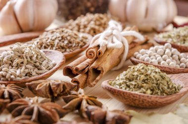 Kesme tahtası üzerinde baharat ve kaşık