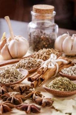 Kesme tahtası üzerinde baharat ve kaşık
