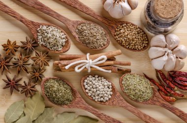 Kesme tahtası üzerinde baharat ve kaşık