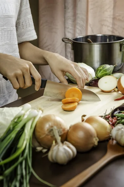 Mulher corte de legumes — Fotografia de Stock