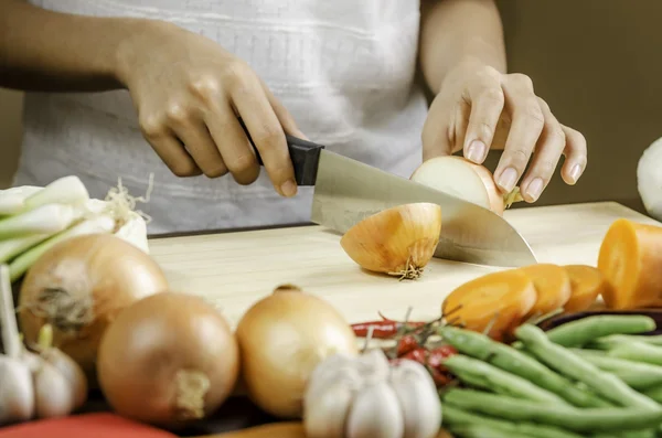 Vrouw die groenten snijdt — Stockfoto