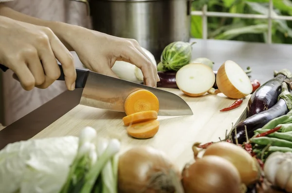 Mujer Cortando Verduras —  Fotos de Stock