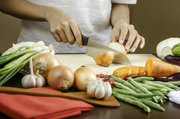 Vrouw die groenten snijdt — Stockfoto
