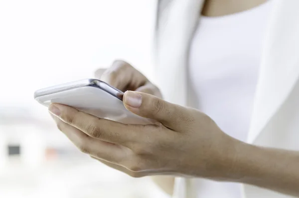 Een vrouw met behulp van Tablet PC — Stockfoto