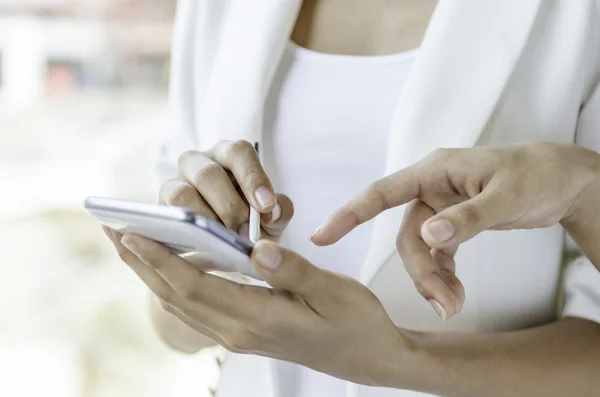 Vrouwen met behulp van Tablet PC met tekenpen — Stockfoto