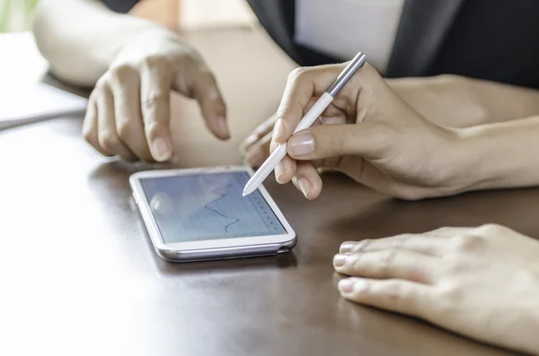 Vrouwen met behulp van Tablet PC met tekenpen — Stockfoto