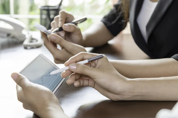 Frauen arbeiten zusammen — Stockfoto