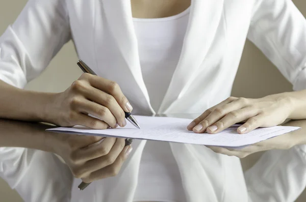 Una mujer firmando un contrato — Foto de Stock