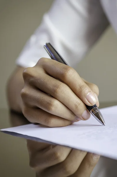 En kvinna underteckna ett kontrakt — Stockfoto