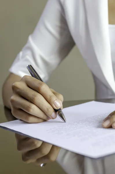 Una donna che firma un contratto — Foto Stock