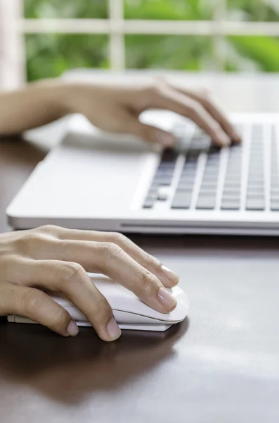 Arbeit mit dem Computer — Stockfoto