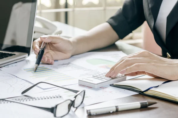 Frau arbeitet im Büro — Stockfoto