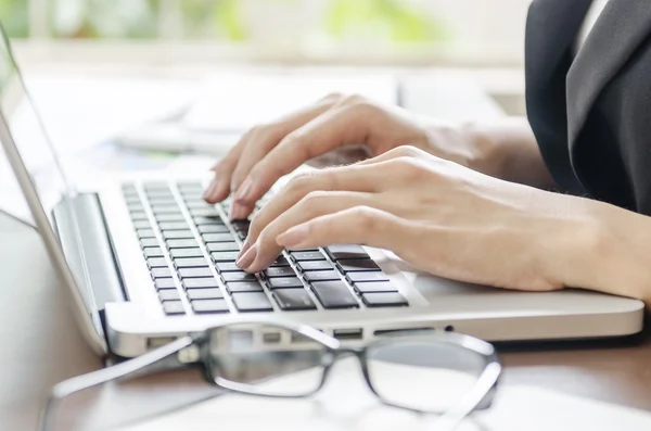 Frau arbeitet — Stockfoto