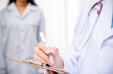 Doktor hasta kalp için dinleme