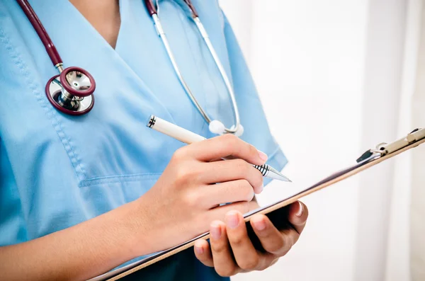 Doctor listening to patient heart — Stock Photo, Image