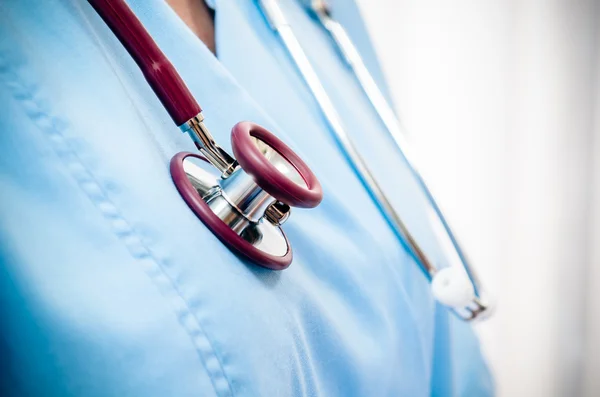 Doctor listening to patient heart — Stock Photo, Image