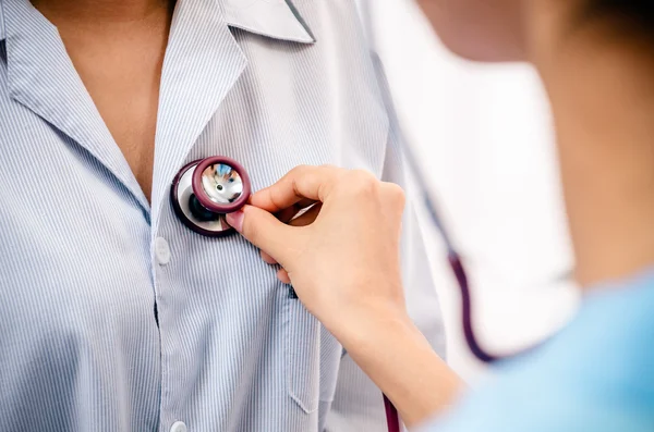 Doktor hasta kalp için dinleme — Stok fotoğraf