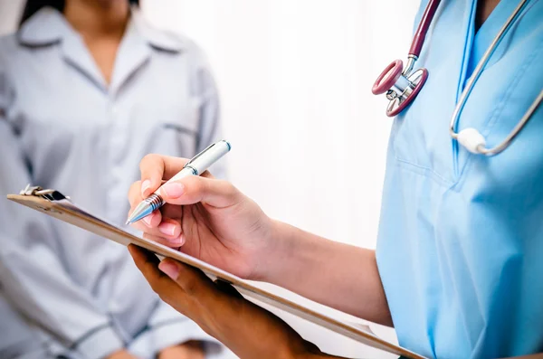 Doctor listening to patient heart — Stock Photo, Image