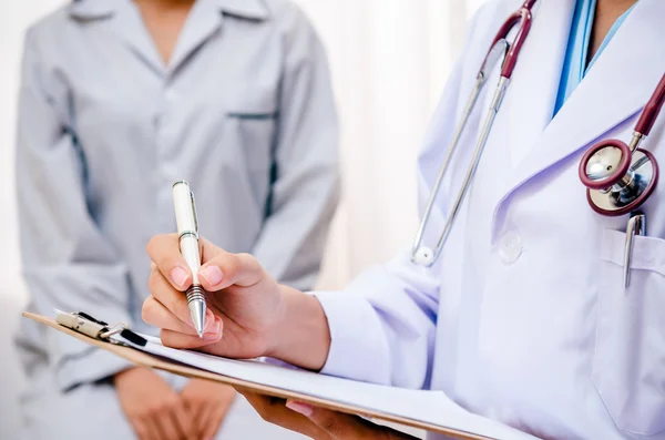 Doctor listening to patient heart — Stock Photo, Image