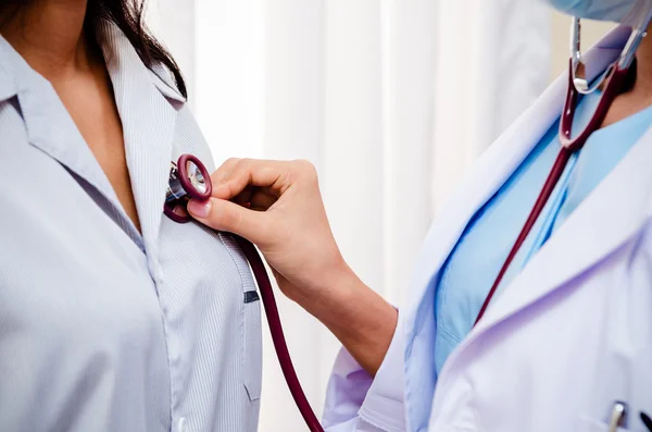 Doctor listening to patient heart — Stock Photo, Image