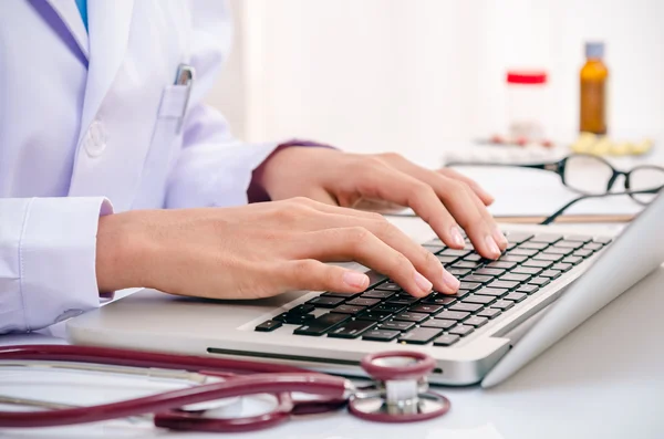 Bilgisayarda yazan doktor