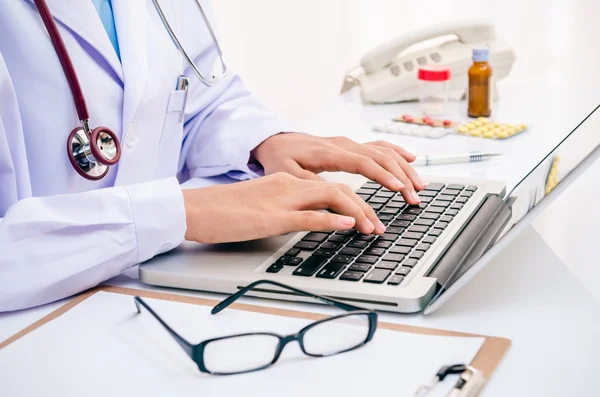 Doctor typing on computer — Stock Photo, Image