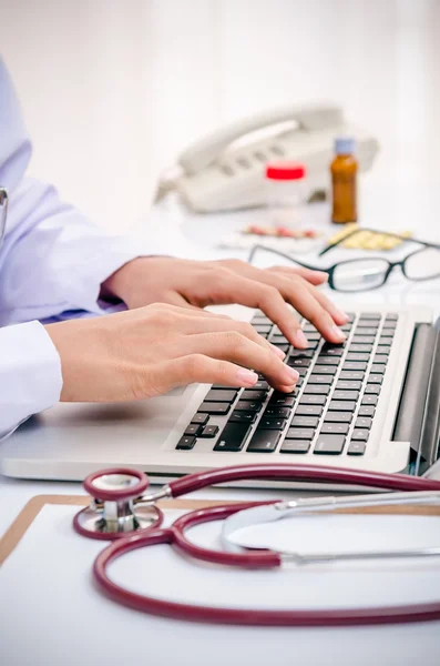 Doctor typing on computer — Stock Photo, Image