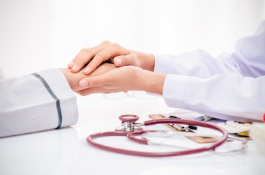 Doktor hastaya danışıyor.