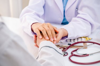 Doktor hastaya danışıyor.