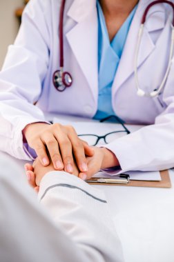 Doktor hastaya danışıyor.