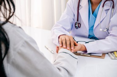 Doktor hastaya danışıyor.
