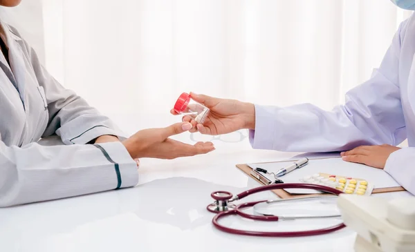 Doctor giving medicine to patient — Stock Photo, Image