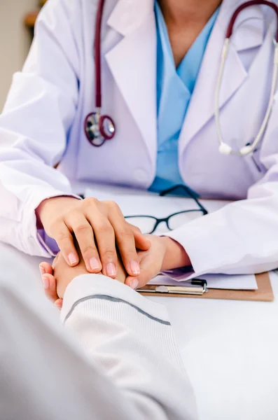 Doktor hastaya danışıyor.