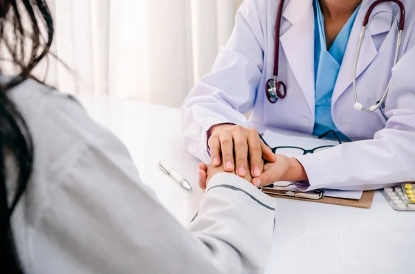 Doctor consulting with patient — Stock Photo, Image