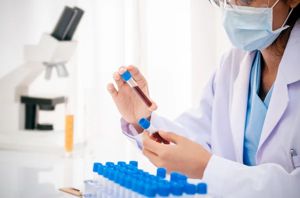 Cientista em laboratório de pesquisa — Fotografia de Stock