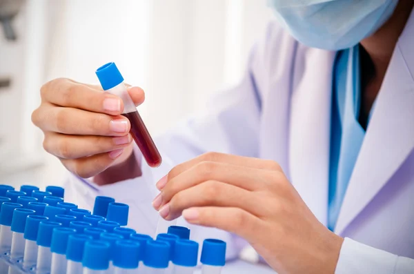 Científico en laboratorio de investigación — Foto de Stock