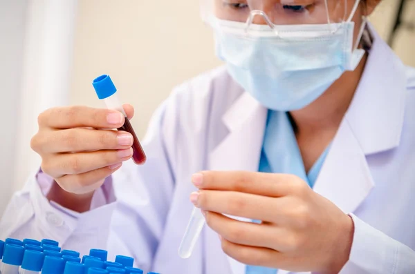 Cientista em laboratório de pesquisa — Fotografia de Stock