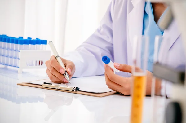 Científico en laboratorio de investigación — Foto de Stock