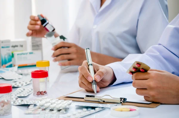 Apotheker arbeiten im Büro — Stockfoto