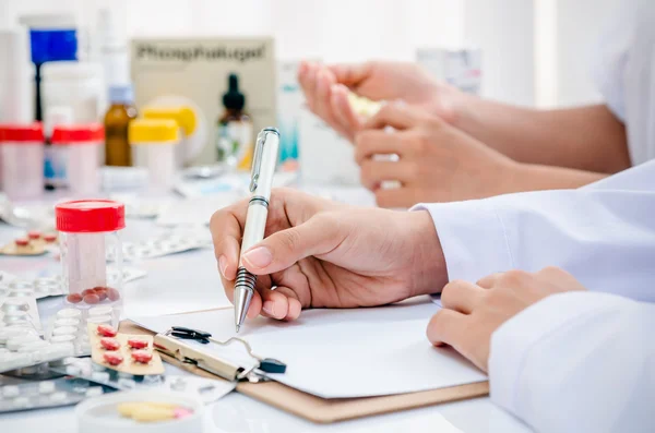 Farmacisti che lavorano in ufficio — Foto Stock