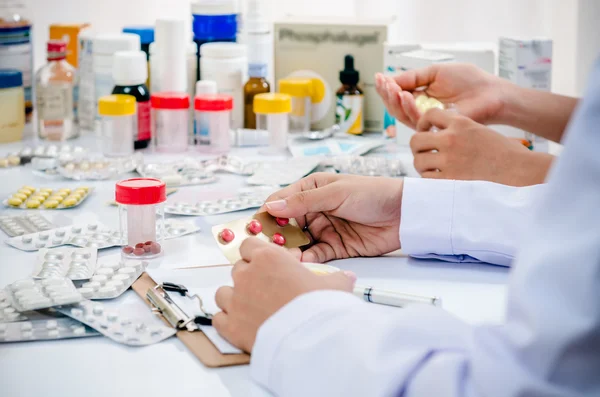 Farmacisti che lavorano in ufficio — Foto Stock