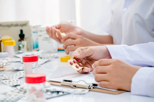 Farmacêuticos que trabalham no escritório — Fotografia de Stock