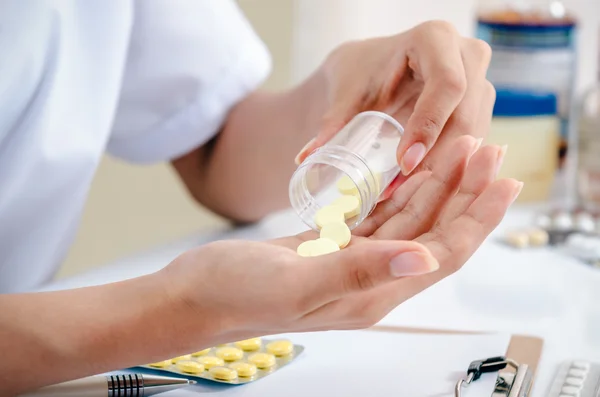 Farmacêutico detentor de recipiente de medicamento — Fotografia de Stock