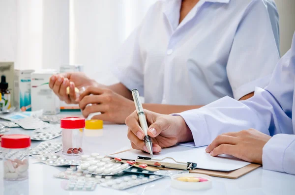 Farmacêuticos que trabalham no escritório — Fotografia de Stock