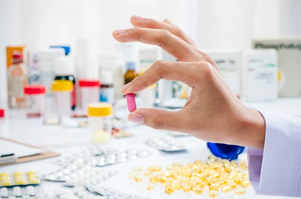 Hand holding a pill — Stock Photo, Image