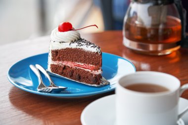 Kirazlı çikolatalı pasta.