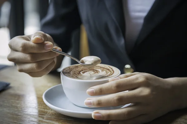 Kvinnan dricker kaffe — Stockfoto