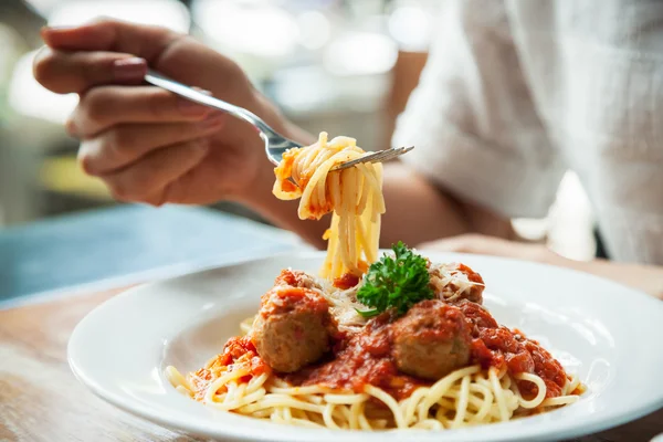 Spagetti yiyen kadın
